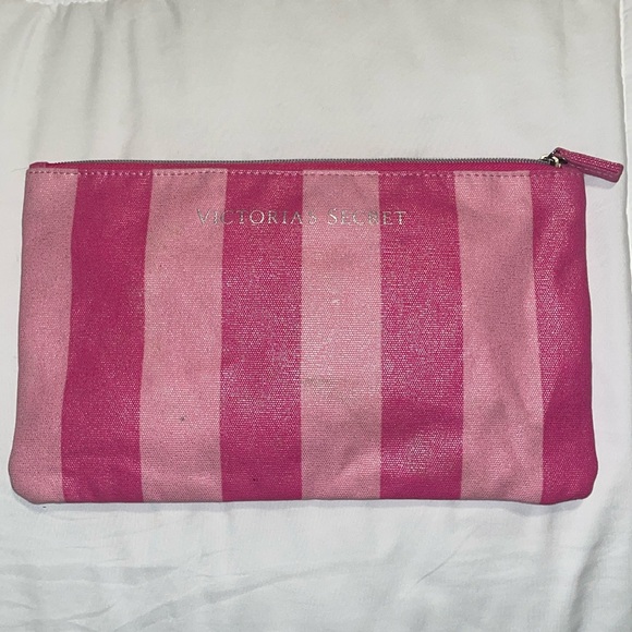 💕Vintage Victoria’s Secret Travel Bag in Signature Stripes - Picture 1 of 4
